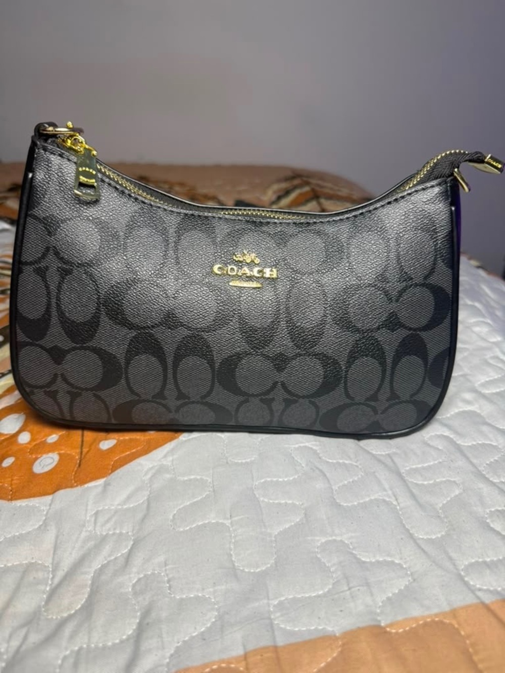 Coach Black Signature Chain Shoulder Bag with Gold Hardware - Picture 2 of 6